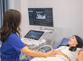 Що потрібно знати вагітним та молодим батькам: від пренатального скринінгу до вакцинації дітей