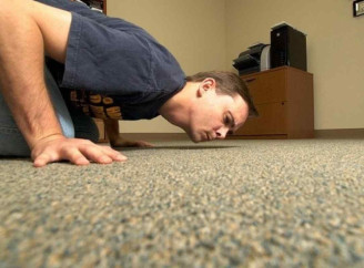 Як позбутися запаху з килима без хімії: лайфгак від блогерки Cleaning with Lily