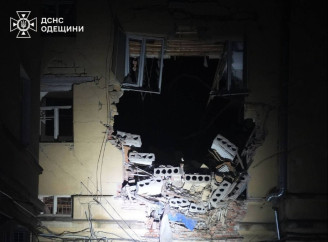 Вночі росіяни масовано атакували Одесу, під завалами шукають людей