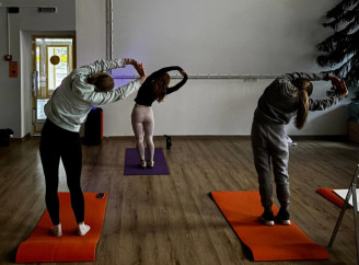 Свічки замість ламп: у Славутичі провели заняття з йоги навіть під час блекауту