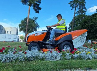 Служба благоустрою Славутича дбає про зелені зони: тривають щоденні роботи з догляду за містом