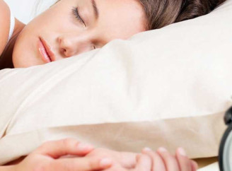 Прокидаєшся з головним болем? Ось чому так буває і що робити