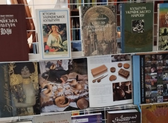 У бібліотеці Славутича відкрили виставку до Дня працівників культури