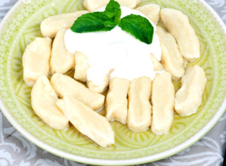 Сніданок за 30 хвилин: як приготувати смачні ліниві вареники зі сметаною