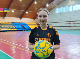 Віталіна Краснящих із Славутича встановила рекорд: 7 298 набивань мʼячем без зупинки