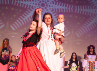 У Славутичі відбувся благодійний мистецький захід «Квітує світ»