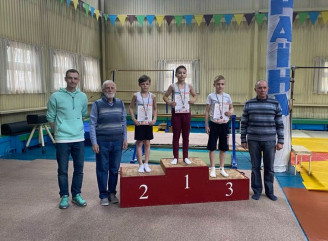 Славутич у повітрі: юні спортсмени здобули перемоги на обласному чемпіонаті зі стрибків на батуті