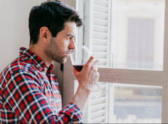 Як зрозуміти, що ви п'єте забагато, та як повернути контроль над своїм життям