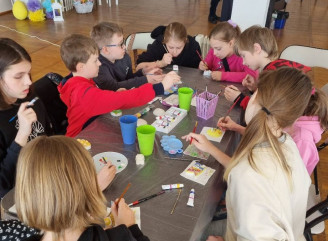 У Славутичі відбувся майстер-клас із розпису великодніх яєць у техніці ебру