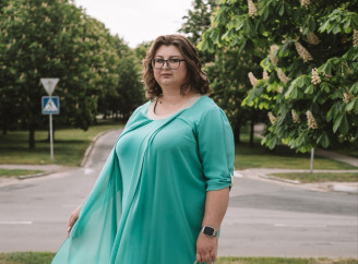 У Славутичі реалізовано проєкт «Перевтілення героїні», що повертає віру в себе дівчині, чиє життя змінила війна