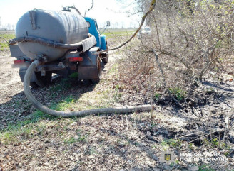 На Чернігівщині каналізаційні стоки зливали прямо у поле: поліція відкрила провадження