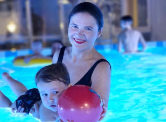 Мами Бебі-клубу у Славутичі разом із малюками відвідали заняття в басейні