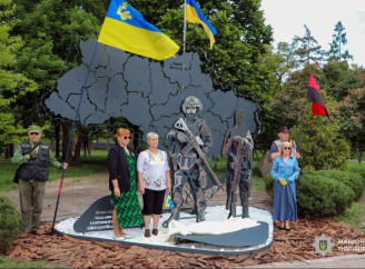 У Чернігові відкрили меморіальний знак на честь загиблих Героїв