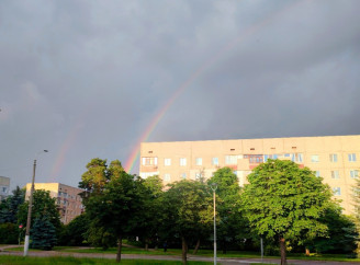 Яскрава веселка над Славутичем після дощу прикрасила літній вечір
