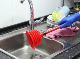 Сантехніки пояснили, чому сода і оцет не допомагають прочистити каналізацію