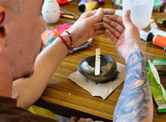 Славутичанки передали паски та тепло сердець захисникам