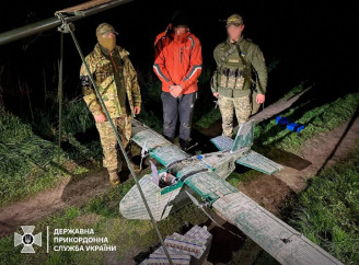На Волині затримали контрабандиста, який намагався переправити цигарки безпілотником