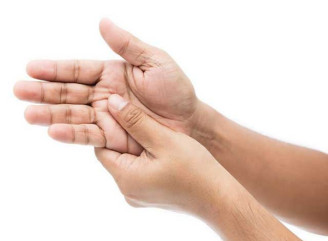 Чому німіють пальці: 5 поширених причин, які варто знати