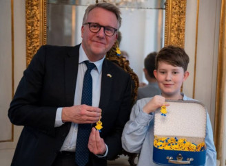 11-річний хлопчик із Данії зібрав 5000 доларів для українських дітей, створюючи вироби з бісеру