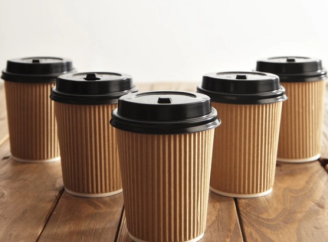 Чому сучасні кав’ярні обирають гофровані стакани для кави