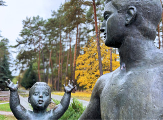 Барви осені під сиренами: останні жовто-гарячі дні у Славутичі