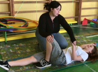 Славутицькі школярі навчаються рятувати життя: у ліцеї "БезМеж" провели тренінг з домедичної допомоги