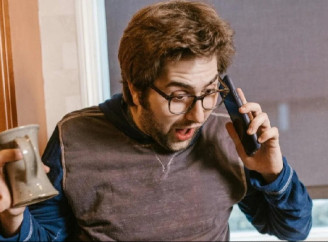 Чому не варто казати "алло" і "слухаю" та як правильно починати дзвінок