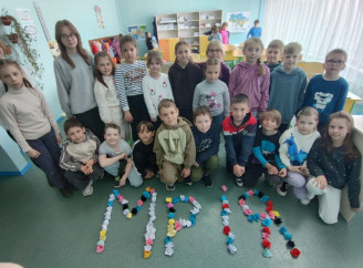 Другокласники зі Славутича долучилися до челенджу «Квітка Відродження»