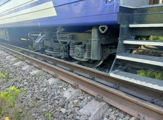 На Закарпатті з рейок зійшли три вагони поїзда через аномальну спеку