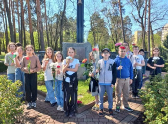 У школах Славутича вшанували памʼять героїв-чорнобильців