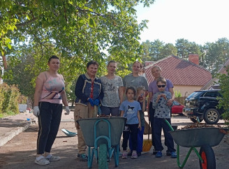 Жителі Київського кварталу у Славутичі долучилися до Всесвітнього дня прибирання