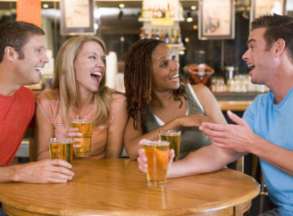 Чи справді алкоголь робить нас щасливими: відповідь психологів
