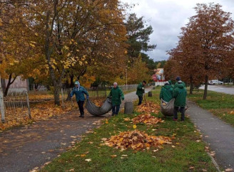 У Славутичі комунальники прибирають опале листя з міських територій