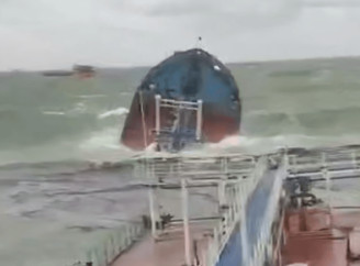 Біля Керченської протоки тонуть два російські танкери з мазутом: екологічна катастрофа?