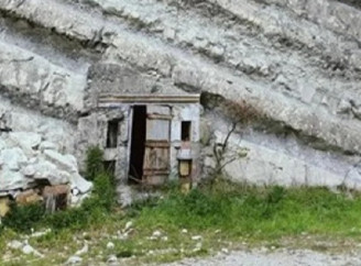Загадкові двері у скелі виявилися входом у тунель, чоловік шукав відповідь 40 років