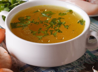 Як приготувати прозорий курячий бульйон: кулінарний лайфгак із морквою та цибулею