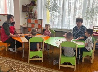 У Славутичі малюки з дитсадка спробували себе у ролі працівників пошти