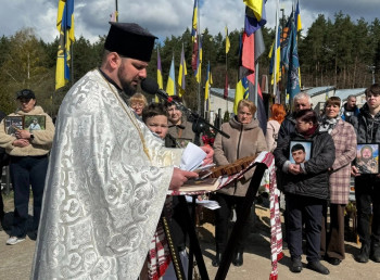 У Славутичі на Провідну неділю молилися за рідних і полеглих захисників