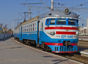 У Чернігові на залізничному переїзді електричка зі Славутича смертельно травмувала чоловіка