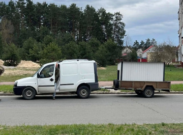 У Славутичі для безпритульних собак встановили теплий будиночок