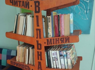 Поличка буккросингу у Славутичі знову наповнилася книгами