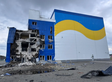 Внаслідок російського удару пошкоджено будівлю приймання контейнерів біля ЧАЕС