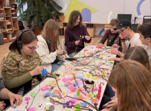 У Молодіжному просторі Славутича провели арттерапію з квітами з пластиліну фото