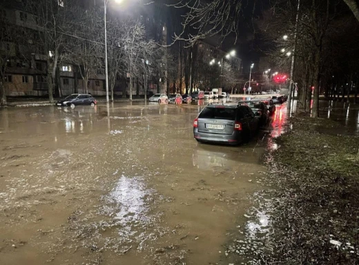 Столиця в нечистотах: У Києві прорвало каналізацію фото