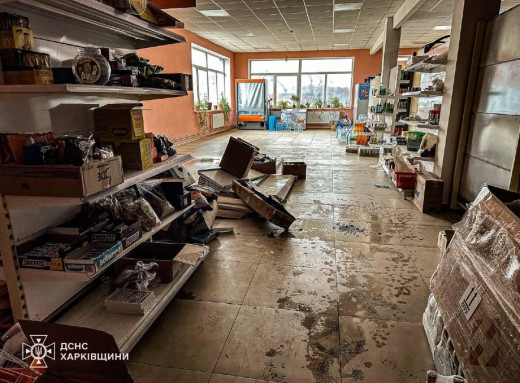 На Великдень Росія вдарила дроном по магазину на Харківщині, є поранені фото