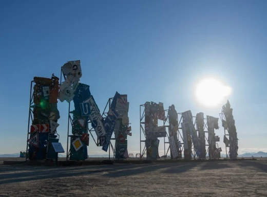 Українці вразили фестиваль Burning Man гігантською інсталяцією з понівечених дорожніх знаків фото