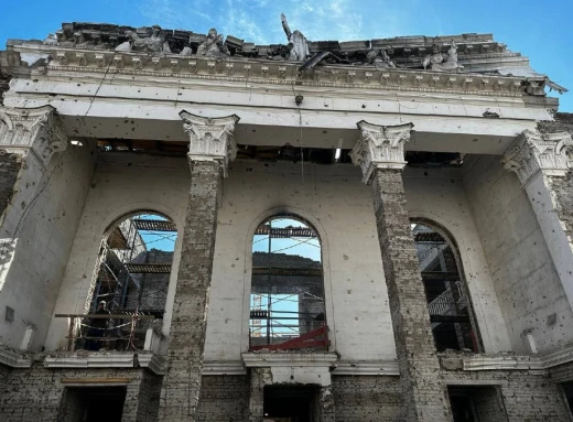 Росіяни продовжують "відбудовувати" Маріупольський драмтеатр фото