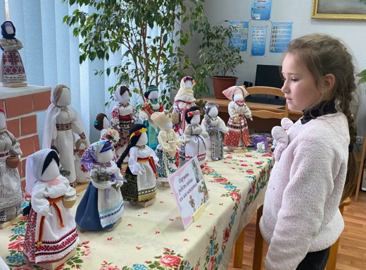 У Славутичі відкрилася виставка ляльок-мотанок майстрині Наталії Козленко фото У Славутичі відкрилася виставка ляльок-мотанок майстрині Наталії Козленко фото