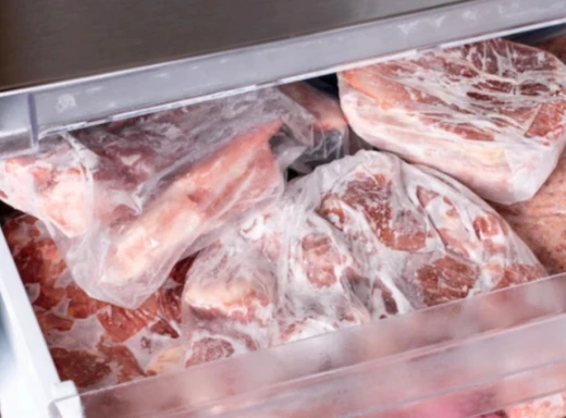 Миттєво та без втрат: Як правильно розморожувати м'ясо без мікрохвильовки фото