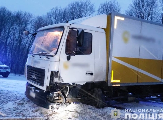 Аварія на Чернігівщині: Легковик та вантажівка «Укрпошта» зіткнулися на трасі фото